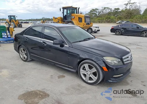 2011 Mercedes-Benz C 300 z USA, uszkodzony, nr VIN WDDGF5EB4BR160729